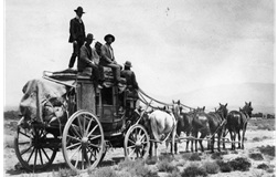 Une diligence tirée par des chevaux.